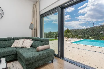 Villa with Heated Pool in Tugare for 6