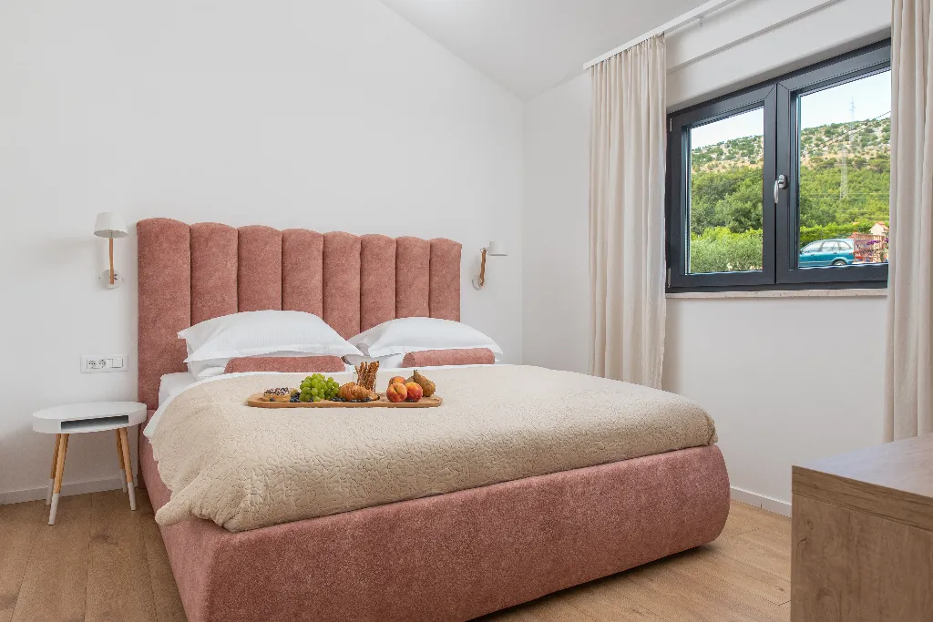 Villa with Heated Pool in Tugare for 6