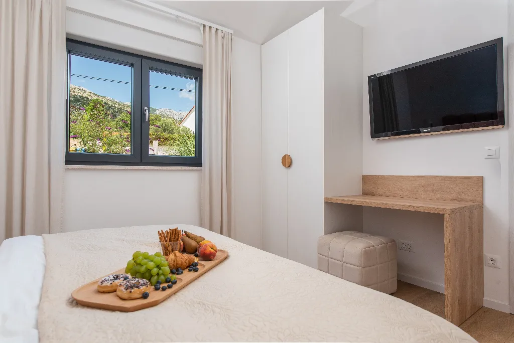 Villa with Heated Pool in Tugare for 6