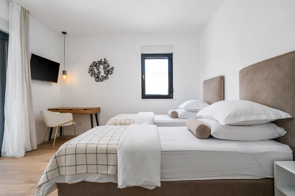 Villa with Heated Pool in Tugare for 6