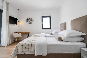 Villa with Heated Pool in Tugare for 6