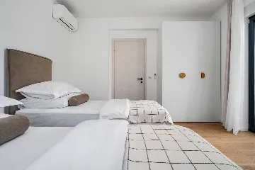 Villa with Heated Pool in Tugare for 6