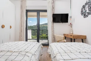 Villa with Heated Pool in Tugare for 6