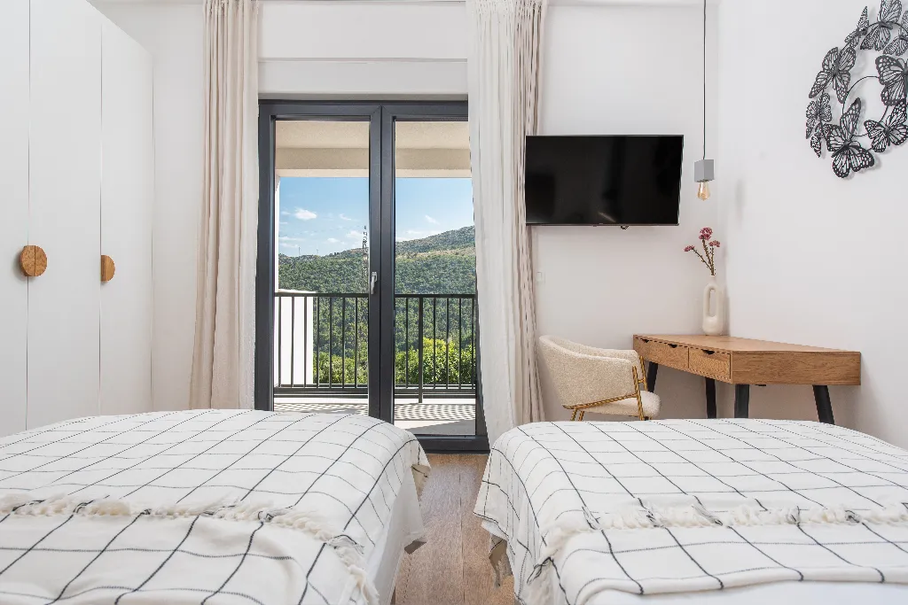 Villa with Heated Pool in Tugare for 6