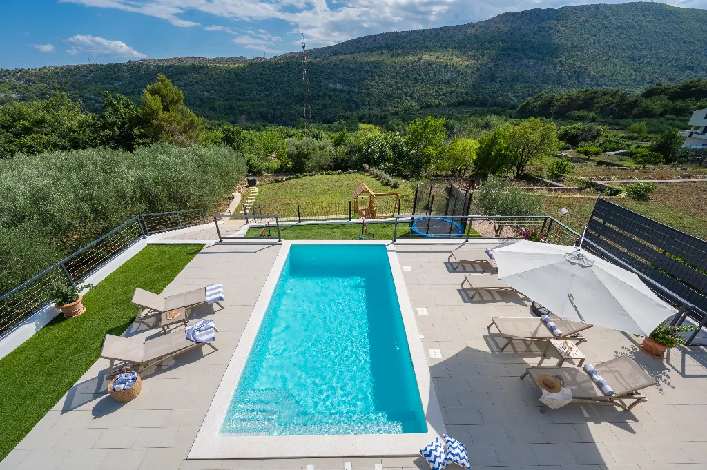 Villa with Heated Pool in Tugare for 6