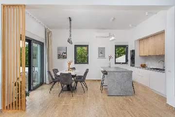 Villa with Heated Pool in Tugare for 6