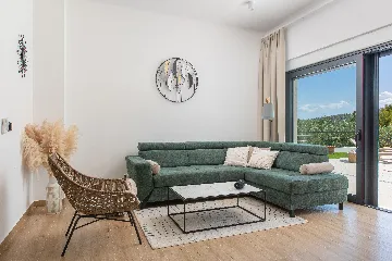 Villa with Heated Pool in Tugare for 6