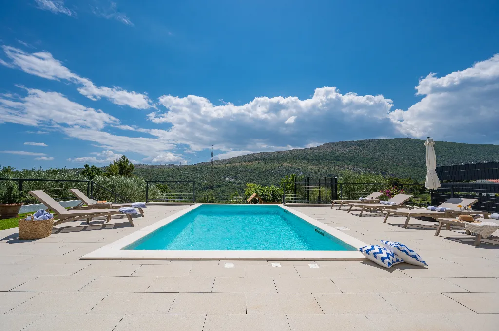Villa with Heated Pool in Tugare for 6