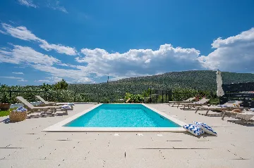 Villa with Heated Pool in Tugare for 6