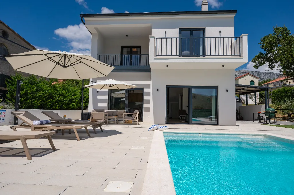 Villa with Heated Pool in Tugare for 6