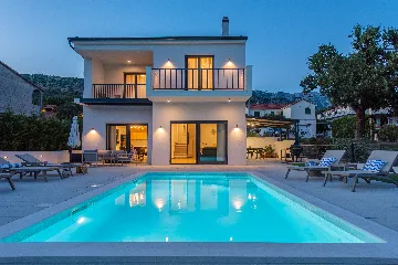 Villa with Heated Pool in Tugare for 6