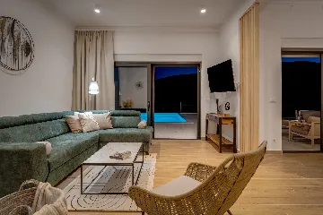 Villa with Heated Pool in Tugare for 6