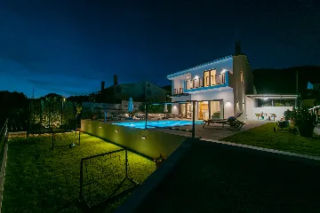 Villa with Heated Pool in Tugare for 6