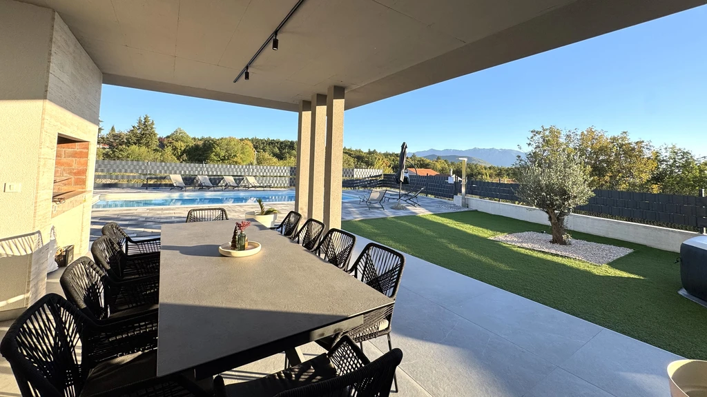 Lovrec Villa with Private Heated Pool and Jacuzzi