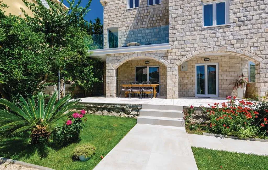 Zaton 4-Bedroom Holiday House with Sea View & Pool
