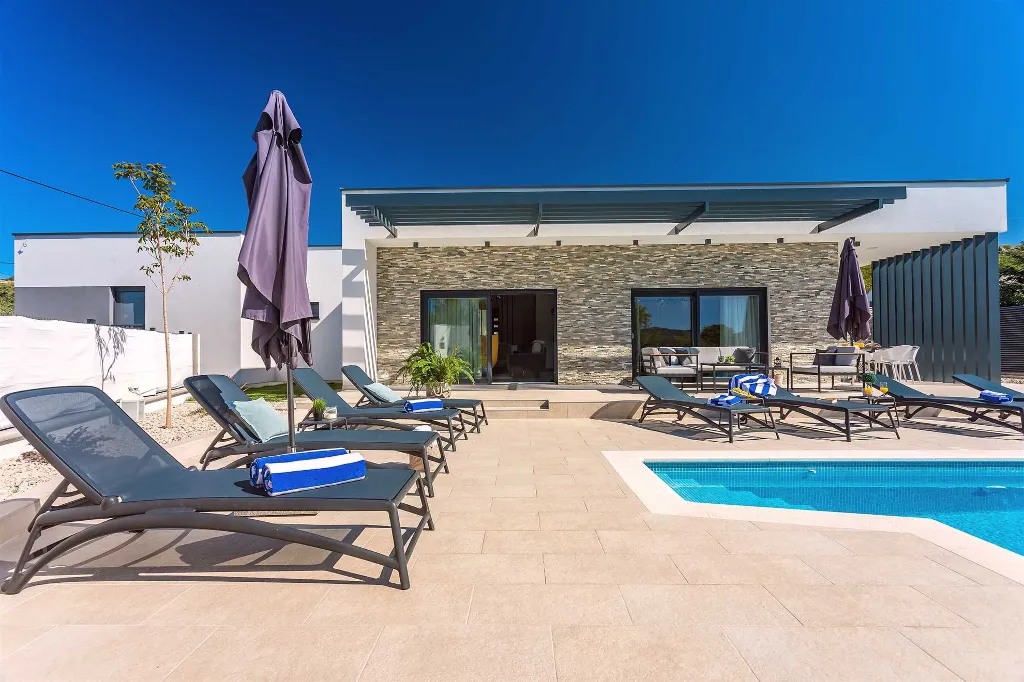 4-Bedroom Villa in Šestanovac with Heated Pool