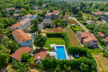 5-Bedroom Villa with Jacuzzi and Pool in Vinjani Donji