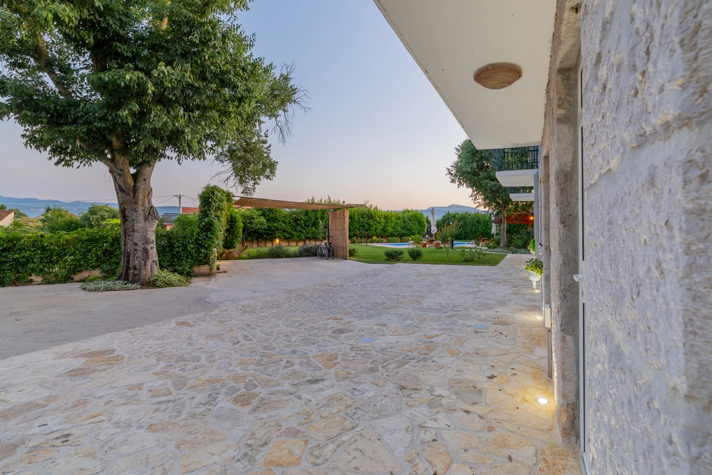 5-Bedroom Villa with Jacuzzi and Pool in Vinjani Donji