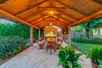 5-Bedroom Villa with Jacuzzi and Pool in Vinjani Donji