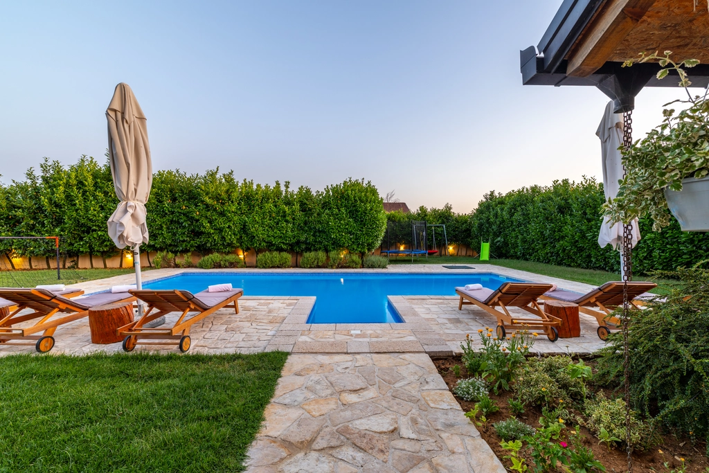 5-Bedroom Villa with Jacuzzi and Pool in Vinjani Donji