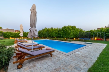 5-Bedroom Villa with Jacuzzi and Pool in Vinjani Donji