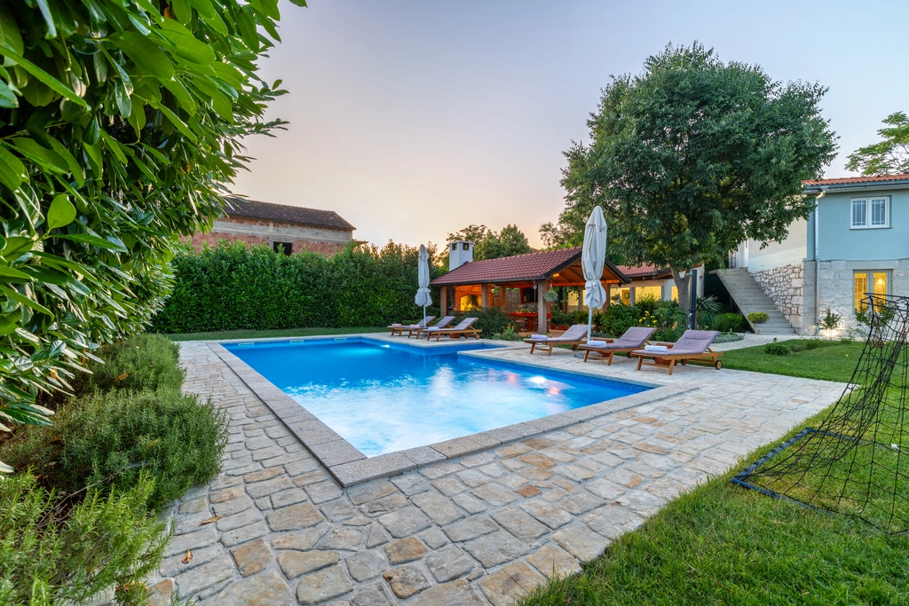 5-Bedroom Villa with Jacuzzi and Pool in Vinjani Donji