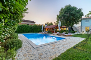 5-Bedroom Villa with Jacuzzi and Pool in Vinjani Donji