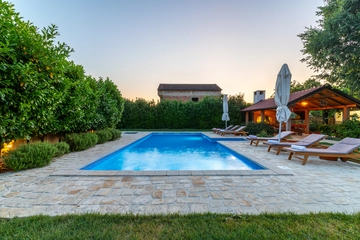 5-Bedroom Villa with Jacuzzi and Pool in Vinjani Donji