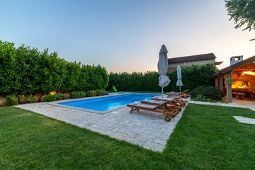 5-Bedroom Villa with Jacuzzi and Pool in Vinjani Donji