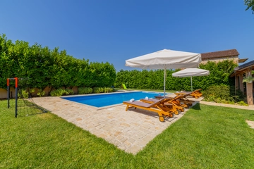 5-Bedroom Villa with Jacuzzi and Pool in Vinjani Donji