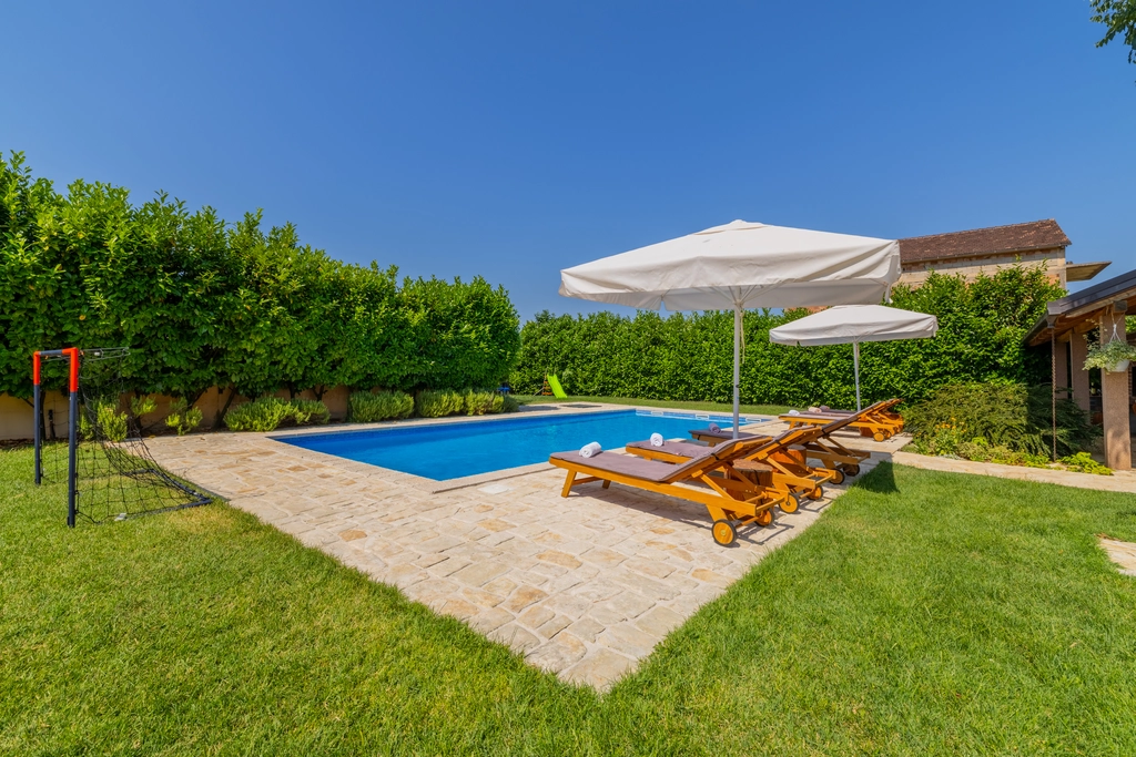 5-Bedroom Villa with Jacuzzi and Pool in Vinjani Donji