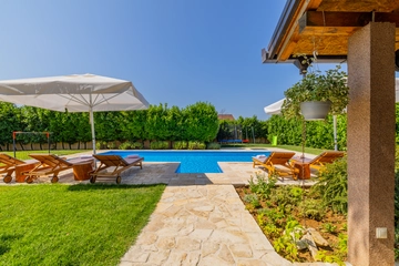5-Bedroom Villa with Jacuzzi and Pool in Vinjani Donji