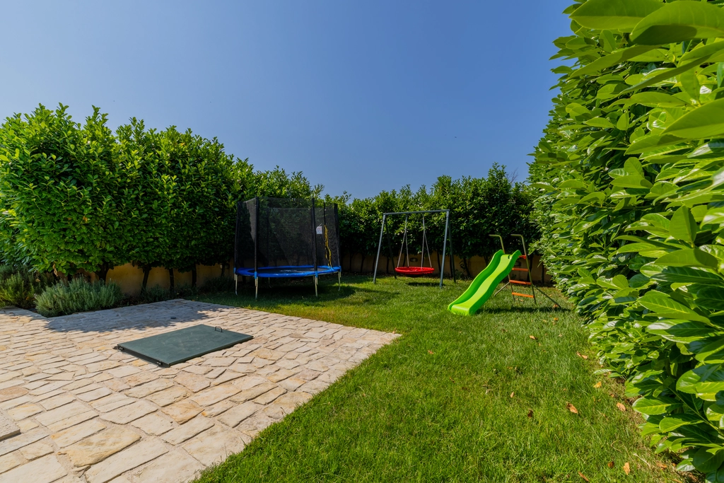 5-Bedroom Villa with Jacuzzi and Pool in Vinjani Donji