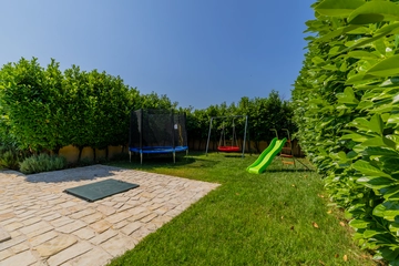 5-Bedroom Villa with Jacuzzi and Pool in Vinjani Donji