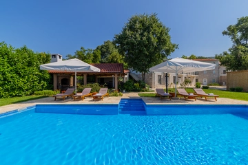 5-Bedroom Villa with Jacuzzi and Pool in Vinjani Donji