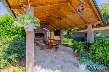 5-Bedroom Villa with Jacuzzi and Pool in Vinjani Donji