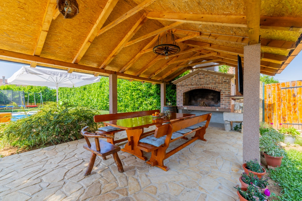 5-Bedroom Villa with Jacuzzi and Pool in Vinjani Donji