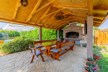 5-Bedroom Villa with Jacuzzi and Pool in Vinjani Donji