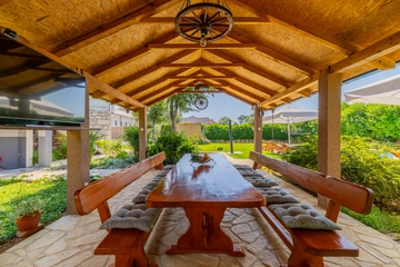 5-Bedroom Villa with Jacuzzi and Pool in Vinjani Donji