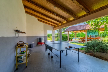 5-Bedroom Villa with Jacuzzi and Pool in Vinjani Donji