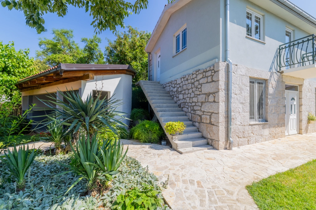5-Bedroom Villa with Jacuzzi and Pool in Vinjani Donji
