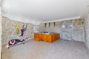5-Bedroom Villa with Jacuzzi and Pool in Vinjani Donji