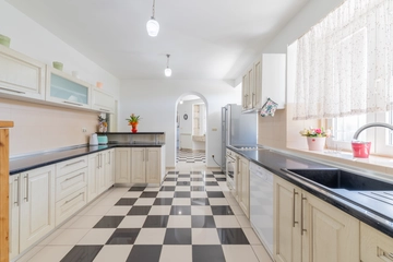 5-Bedroom Villa with Jacuzzi and Pool in Vinjani Donji