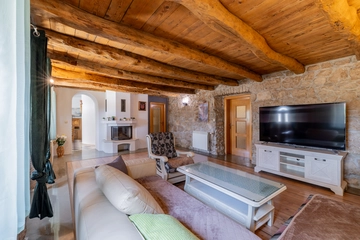 5-Bedroom Villa with Jacuzzi and Pool in Vinjani Donji