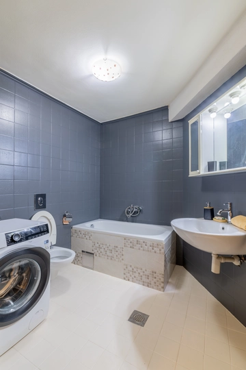 5-Bedroom Villa with Jacuzzi and Pool in Vinjani Donji