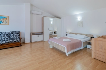 5-Bedroom Villa with Jacuzzi and Pool in Vinjani Donji