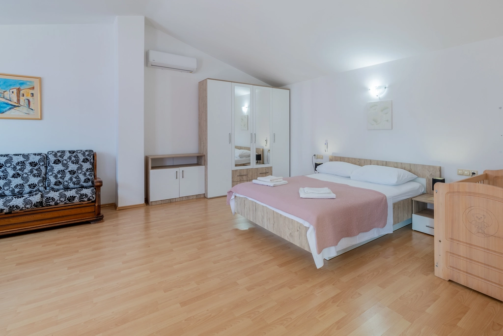 5-Bedroom Villa with Jacuzzi and Pool in Vinjani Donji