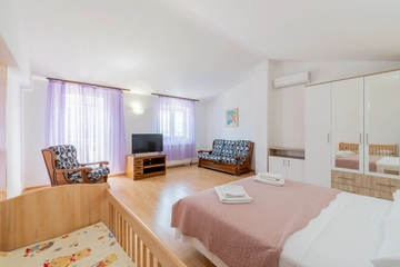 5-Bedroom Villa with Jacuzzi and Pool in Vinjani Donji