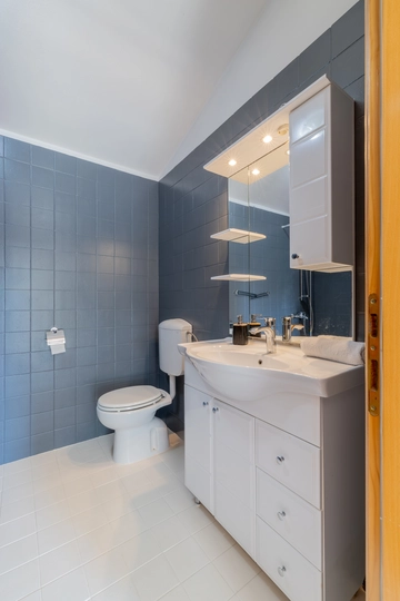 5-Bedroom Villa with Jacuzzi and Pool in Vinjani Donji