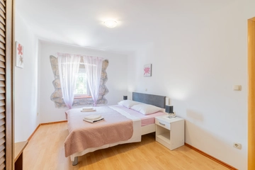 5-Bedroom Villa with Jacuzzi and Pool in Vinjani Donji